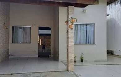 Imagem: A casa possui 3 Dormitórios, 2 Banheiros, 2 Vagas na garagem