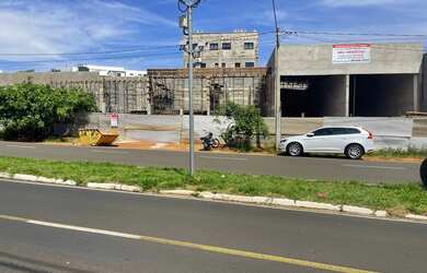 Imagem: O depósito possui 2 Vagas na garagem e 30m² de Área e está