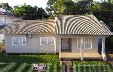Imagem: A casa possui 3 Dormitórios, 2 Banheiros, 1 Vaga na garagem