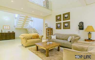 Imagem: A casa possui 5 Dormitórios, 4 Banheiros, 2 Vagas na garagem