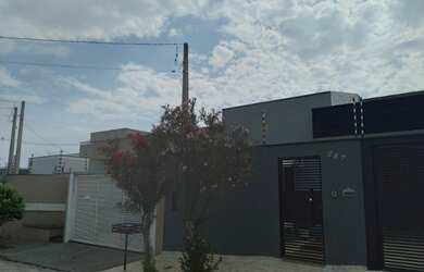 Imagem: A casa possui 3 Dormitórios, 3 Banheiros, 3 Vagas na garagem