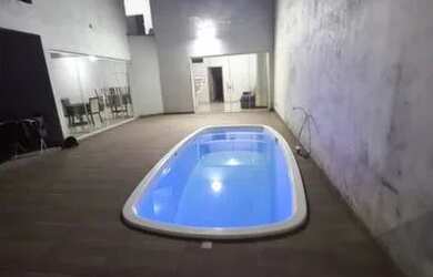 Imagem: A casa possui 3 Dormitórios, 1 Banheiro, 2 Vagas na garagem