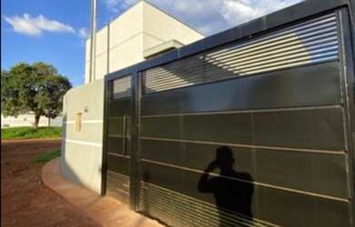 Imagem: A casa possui 2 Dormitórios, 1 Banheiro, 1 Vaga na garagem