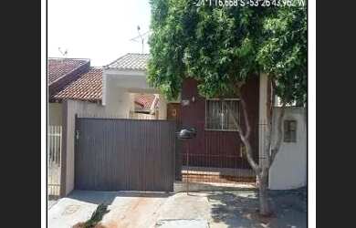 Imagem: A casa possui 3 Dormitórios, 1 Banheiro, 1 Vaga na garagem