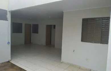 Imagem: A casa possui 3 Dormitórios, 2 Banheiros, 1 Vaga na garagem