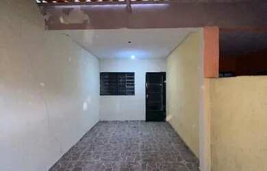 Imagem: A casa possui 2 Dormitórios, 1 Banheiro, 1 Vaga na garagem