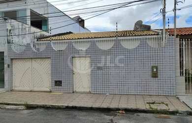 Imagem: A casa possui 3 Dormitórios, 1 Banheiro, 1 Vaga na garagem