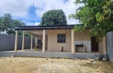 Imagem: A casa possui 3 Dormitórios, 1 Banheiro, 2 Vagas na garagem