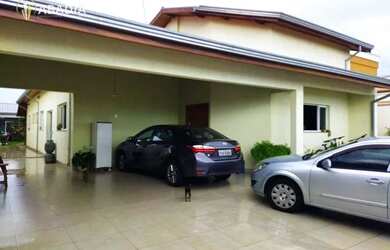 Imagem: A casa possui 4 Dormitórios, 4 Banheiros, 5 Vagas na garagem