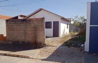 Imagem: A casa possui 2 Dormitórios, 1 Banheiro, 2 Vagas na garagem