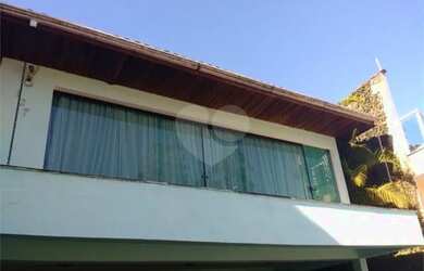 Imagem: A casa possui 3 Dormitórios, 3 Banheiros, 5 Vagas na garagem