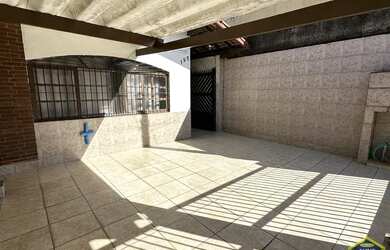 Imagem: A casa possui 3 Dormitórios, 2 Banheiros, 2 Vagas na garagem