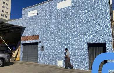 Imagem: O depósito possui 2 Vagas na garagem, 295m² de Área e está