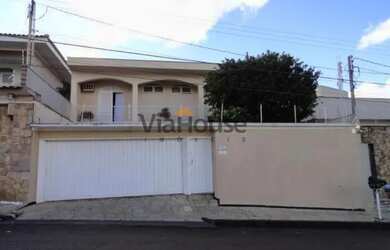 Imagem: A casa possui 3 Dormitórios, 5 Banheiros, 4 Vagas na garagem