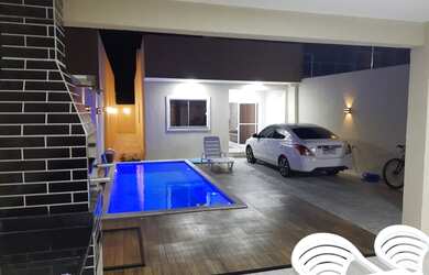 Imagem: A casa possui 3 Dormitórios, 3 Banheiros, 3 Vagas na garagem