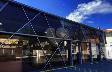 Imagem: O depósito possui 5 Vagas na garagem, 800m² de Área e está