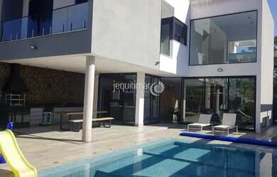 Imagem: A casa em condomínio possui 4 Dormitórios, 5 Banheiros, 2