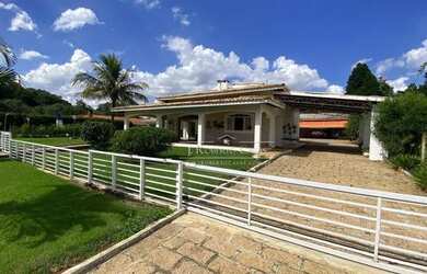 Imagem: A casa em condomínio possui 4 Dormitórios, 5 Banheiros, 5