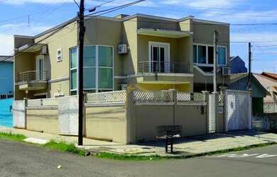 Imagem: A casa possui 3 Dormitórios, 2 Banheiros, 2 Vagas na garagem