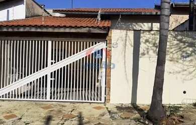 Imagem: A casa possui 3 Dormitórios, 2 Banheiros, 3 Vagas na garagem