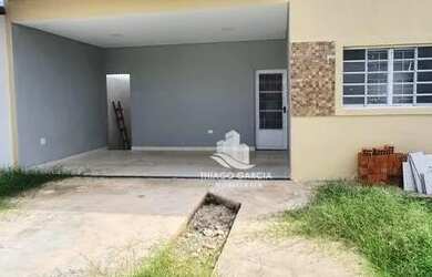 Imagem: A casa possui 3 Dormitórios, 2 Banheiros, 2 Vagas na garagem