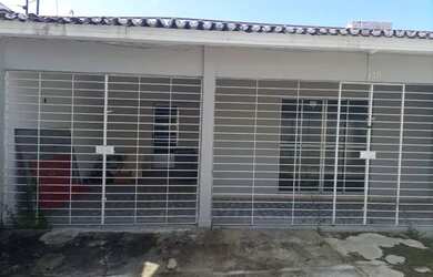 Imagem: A casa possui 4 Dormitórios, 1 Banheiro, 3 Vagas na garagem