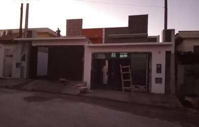 Imagem: A casa possui 3 Dormitórios, 2 Banheiros, 2 Vagas na garagem