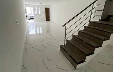 Imagem: A casa possui 3 Dormitórios, 4 Banheiros, 2 Vagas na garagem