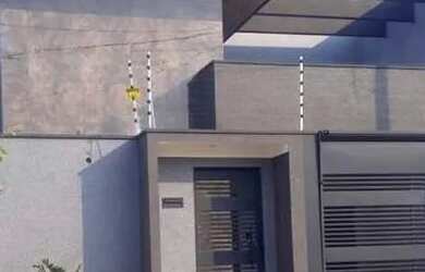 Imagem: A casa possui 3 Dormitórios, 3 Banheiros, 2 Vagas na garagem