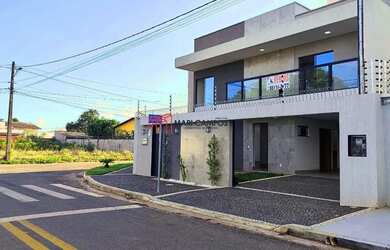 Imagem: A casa possui 3 Dormitórios, 3 Banheiros, 2 Vagas na garagem