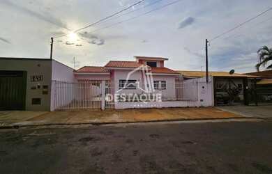 Imagem: A casa possui 3 Dormitórios, 2 Banheiros, 3 Vagas na garagem