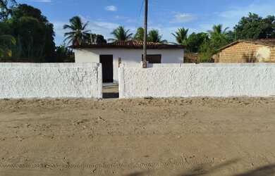 Imagem: A casa possui 3 Dormitórios, 1 Banheiro, 5 Vagas na garagem