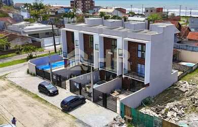 Imagem: A casa possui 3 Dormitórios, 4 Banheiros, 2 Vagas na garagem