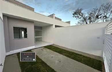 Imagem: A casa possui 2 Dormitórios, 2 Vagas na garagem e está localizado