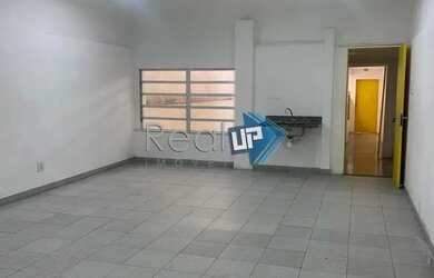 Imagem: O depósito possui 4 Vagas na garagem e 490m² de Área e está