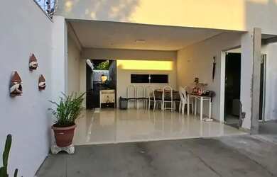 Imagem: A casa possui 3 Dormitórios, 2 Banheiros, 2 Vagas na garagem