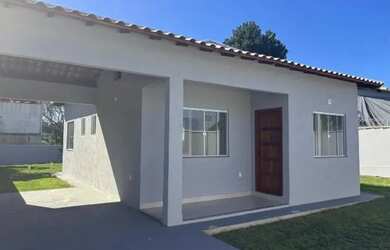 Imagem: A casa possui 2 Dormitórios, 1 Banheiro, 2 Vagas na garagem