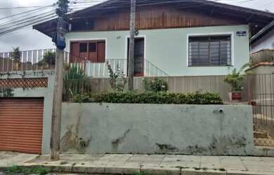 Imagem: A casa possui 3 Dormitórios, 3 Banheiros, 1 Vaga na garagem