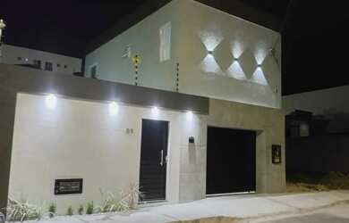 Imagem: A casa possui 3 Dormitórios, 3 Banheiros, 2 Vagas na garagem