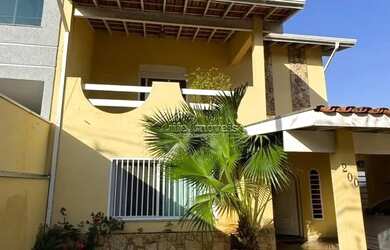 Imagem: A casa à venda possui 4 Dormitórios, 4 Banheiros, 4 Vagas