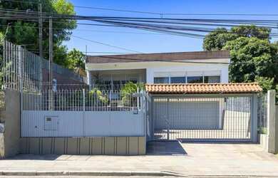 Imagem: A casa possui 4 Dormitórios, 3 Banheiros, 5 Vagas na garagem