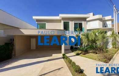 Imagem: A casa em condomínio à venda possui 4 Dormitórios, 4 Banheiros