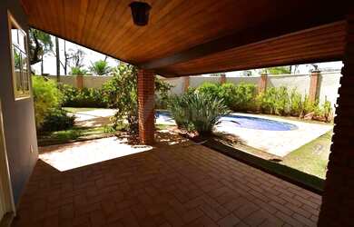 Imagem: A casa possui 3 Dormitórios, 5 Banheiros, 5 Vagas na garagem