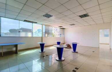 Imagem: O depósito possui 2 Vagas na garagem, 500m² de Área e está