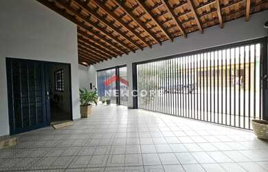 Imagem: A casa possui 2 Dormitórios, 3 Banheiros, 3 Vagas na garagem