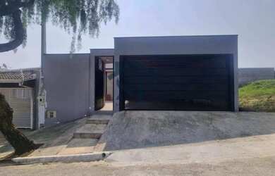 Imagem: A casa possui 3 Dormitórios, 3 Banheiros, 2 Vagas na garagem