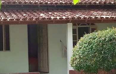 Imagem: A casa possui 4 Dormitórios, 2 Banheiros, 2 Vagas na garagem