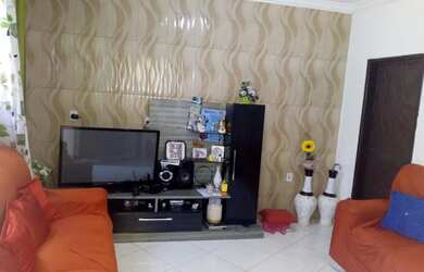 Imagem: A casa possui 2 Dormitórios e 1 Banheiro e está localizado