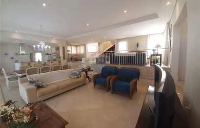 Imagem: A casa possui 4 Dormitórios, 5 Banheiros, 3 Vagas na garagem