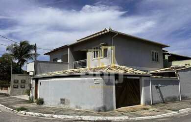 Imagem: A casa possui 3 Dormitórios, 3 Banheiros, 4 Vagas na garagem